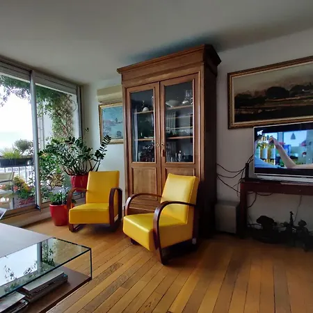 On בית אירוח פריז